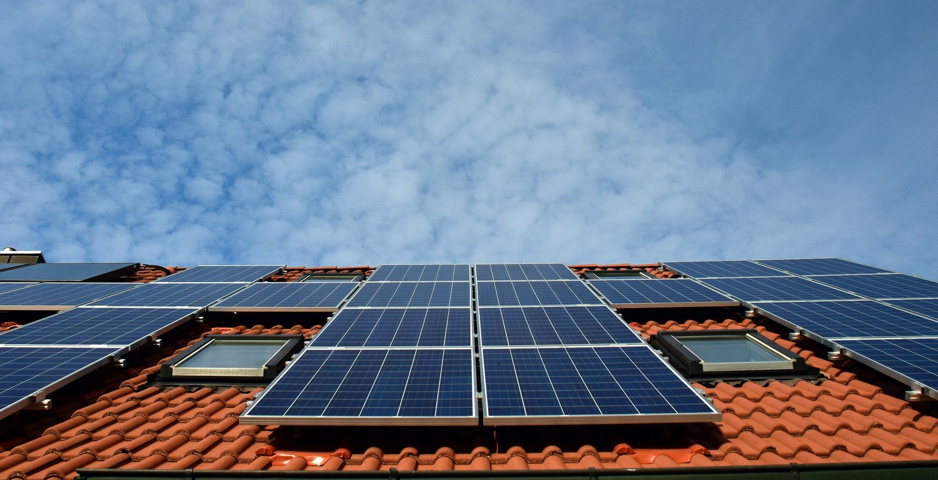 Energieversorgung im Mehrfamilienhaus: mit der Kombination aus PV-Speichersystem und Blockheizkraftwerk mehr als die Hälfte der Energiekosten einsparen
